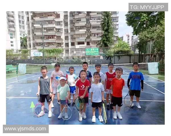 深圳网球队的默契配合揭秘：网球场上的团队精神与战术分析